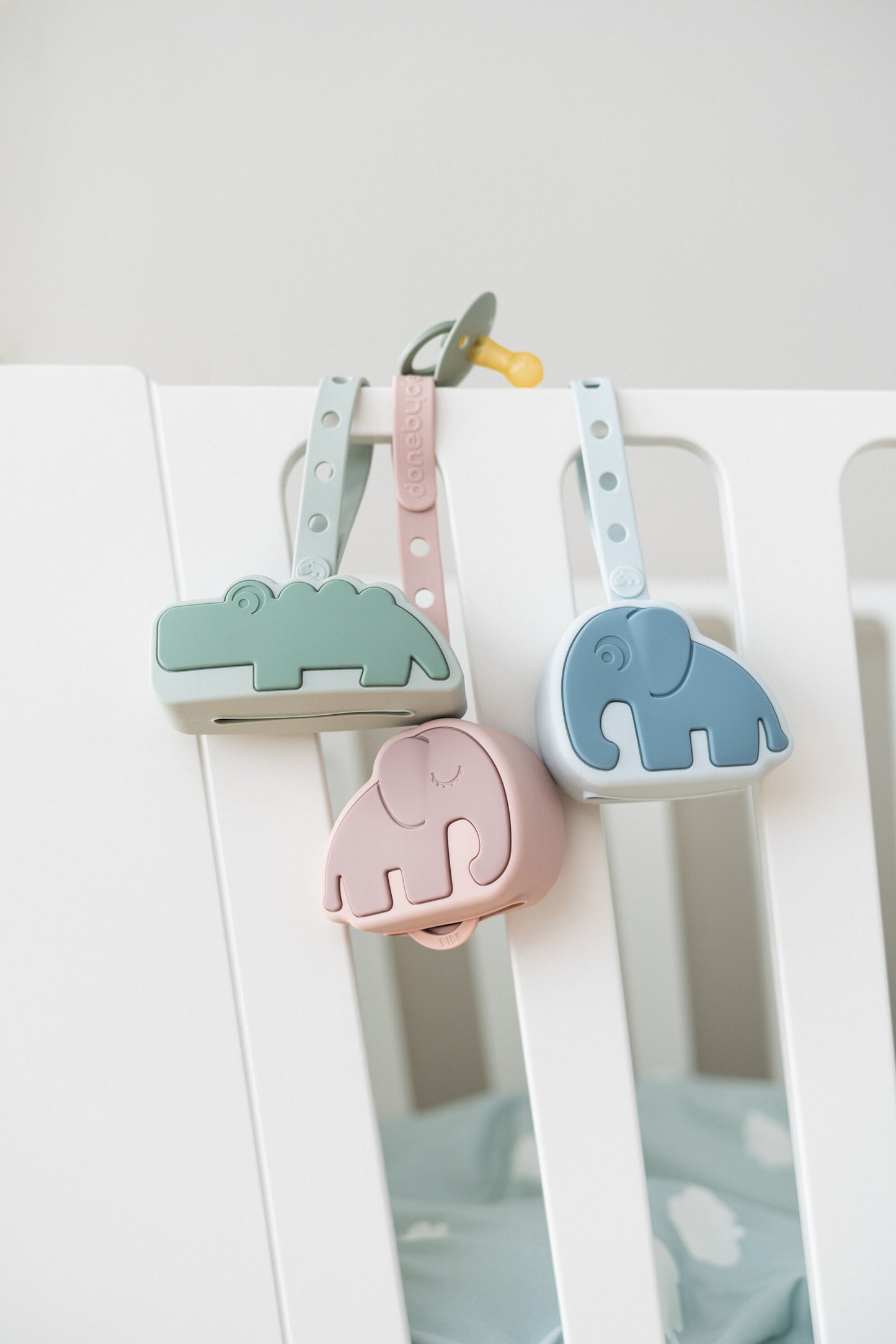 Done by Deer Silicone pacifier pouch - Elphee - Blue